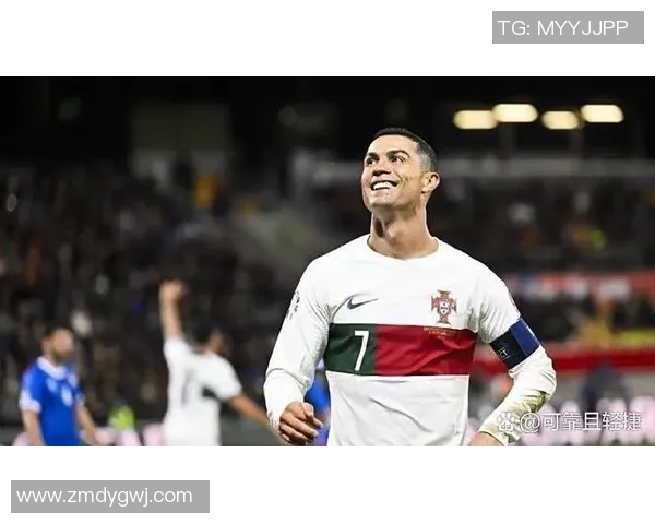 足球巨星亲吻时刻：那些充满激情与荣耀的动人瞬间